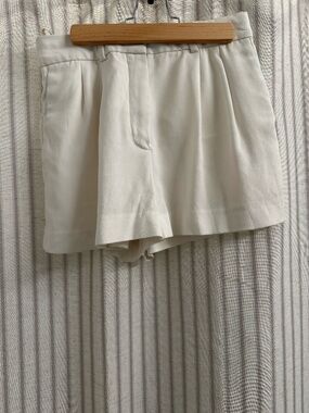 Aritzia Babaton Pleated Mini Short Light Birch Crepe 2